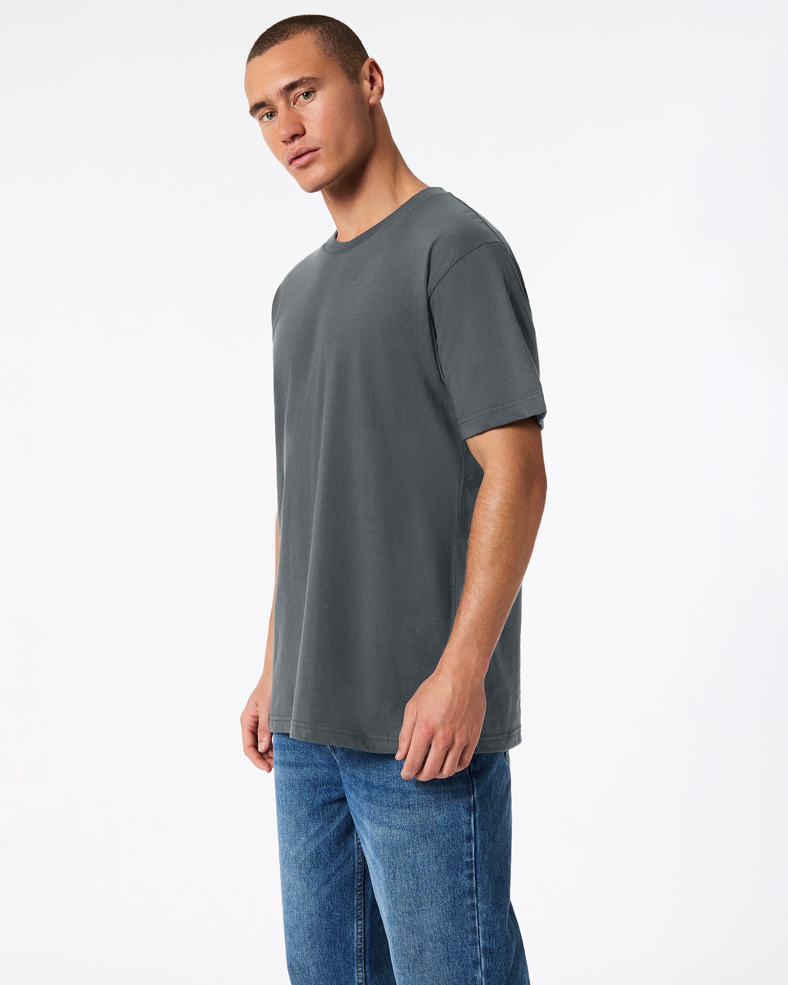 Fine Jersey Male mode wearing Asphalt colour American Apparel Unisex Short Sleeve Crew Neck Tee (side pose) -asphalt