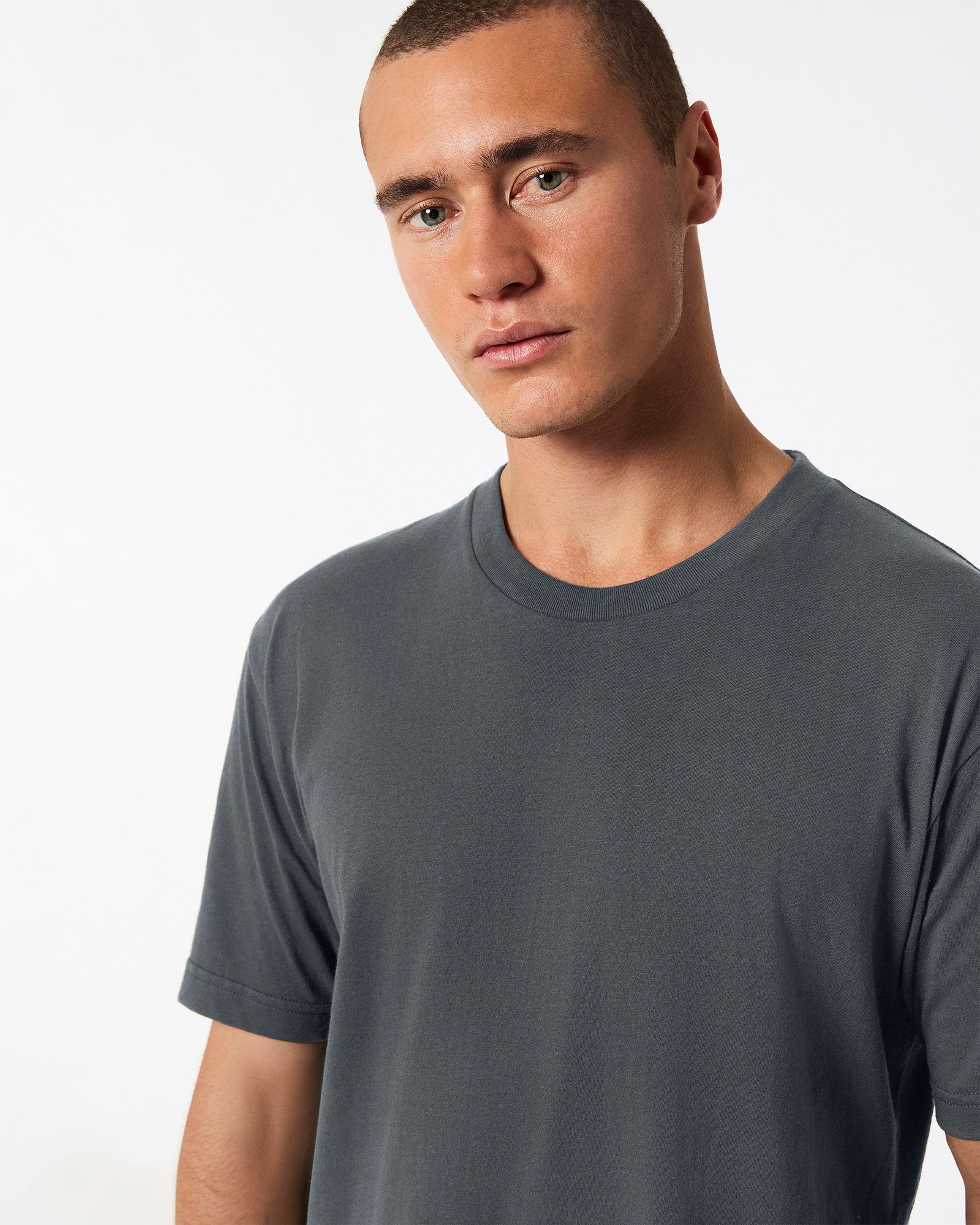 Fine Jersey Male mode wearing Asphalt colour American Apparel Unisex Short Sleeve Crew Neck Tee (half Front pose) -asphalt