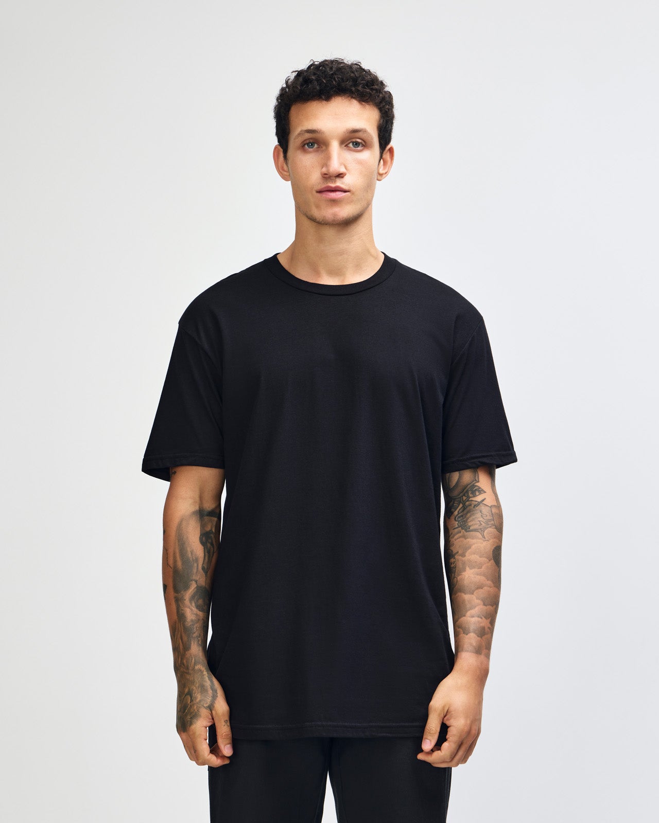Fine Jersey Male mode wearing black colour American Apparel Unisex Short Sleeve Crew Neck Tee (Front pose) -black