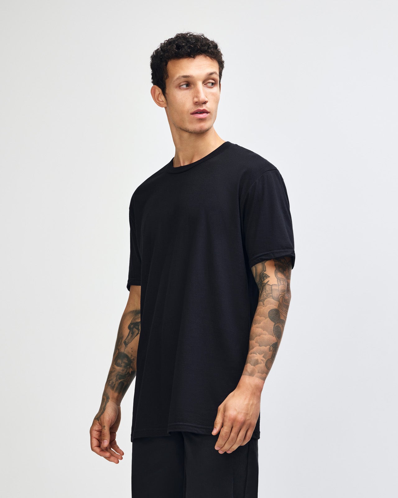 Fine Jersey Male mode wearing black colour American Apparel Unisex Short Sleeve Crew Neck Tee (Front pose) -black