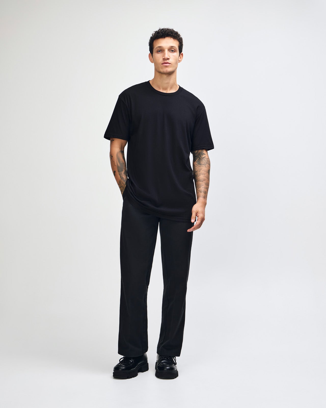 Fine Jersey Male mode wearing black colour American Apparel Unisex Short Sleeve Crew Neck Tee (Front pose) -black