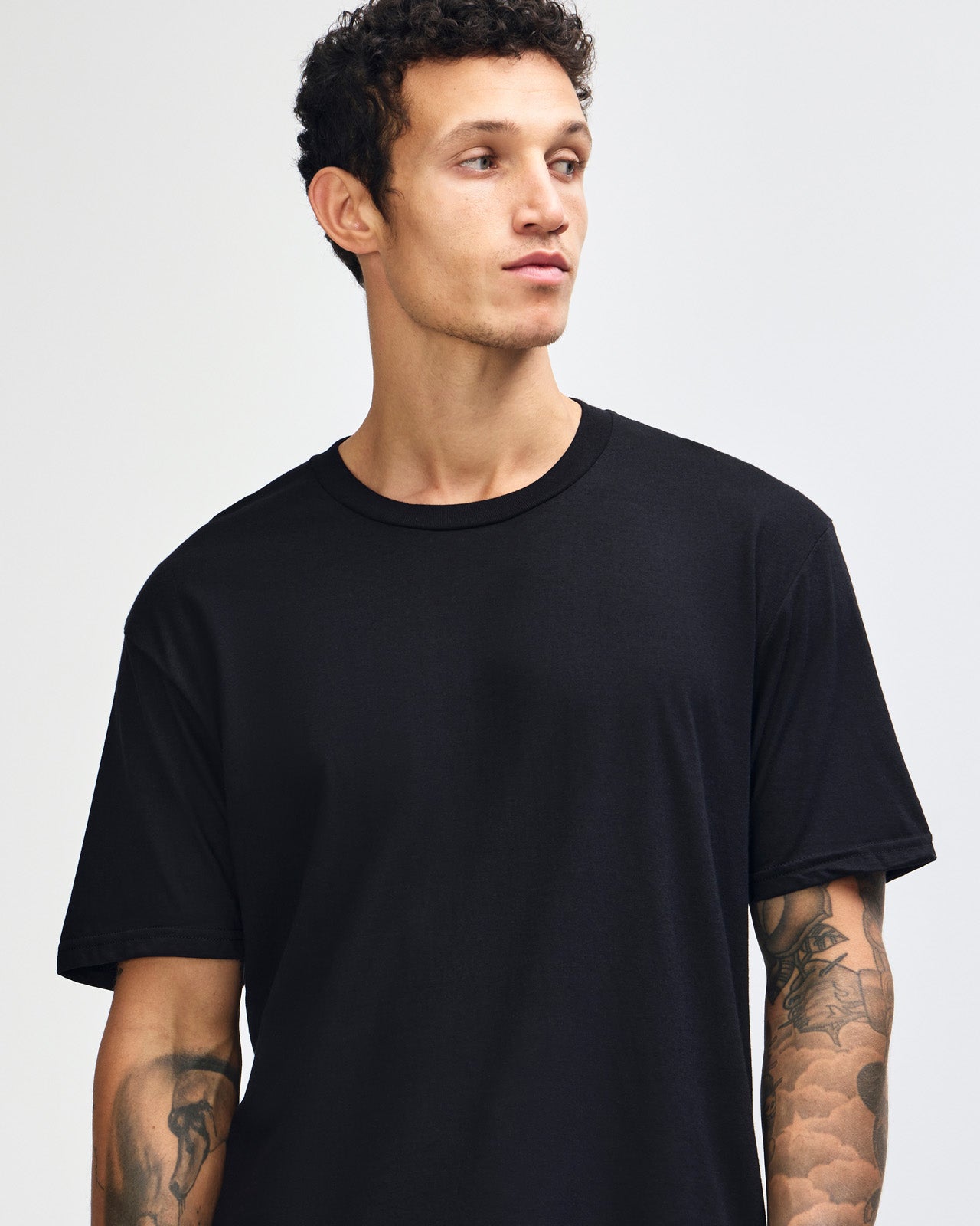 Fine Jersey Male mode wearing black colour American Apparel Unisex Short Sleeve Crew Neck Tee (Front pose) -black