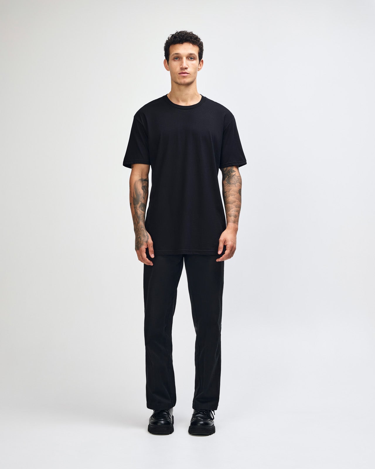 Fine Jersey Male mode wearing black colour American Apparel Unisex Short Sleeve Crew Neck Tee (Front pose) -black