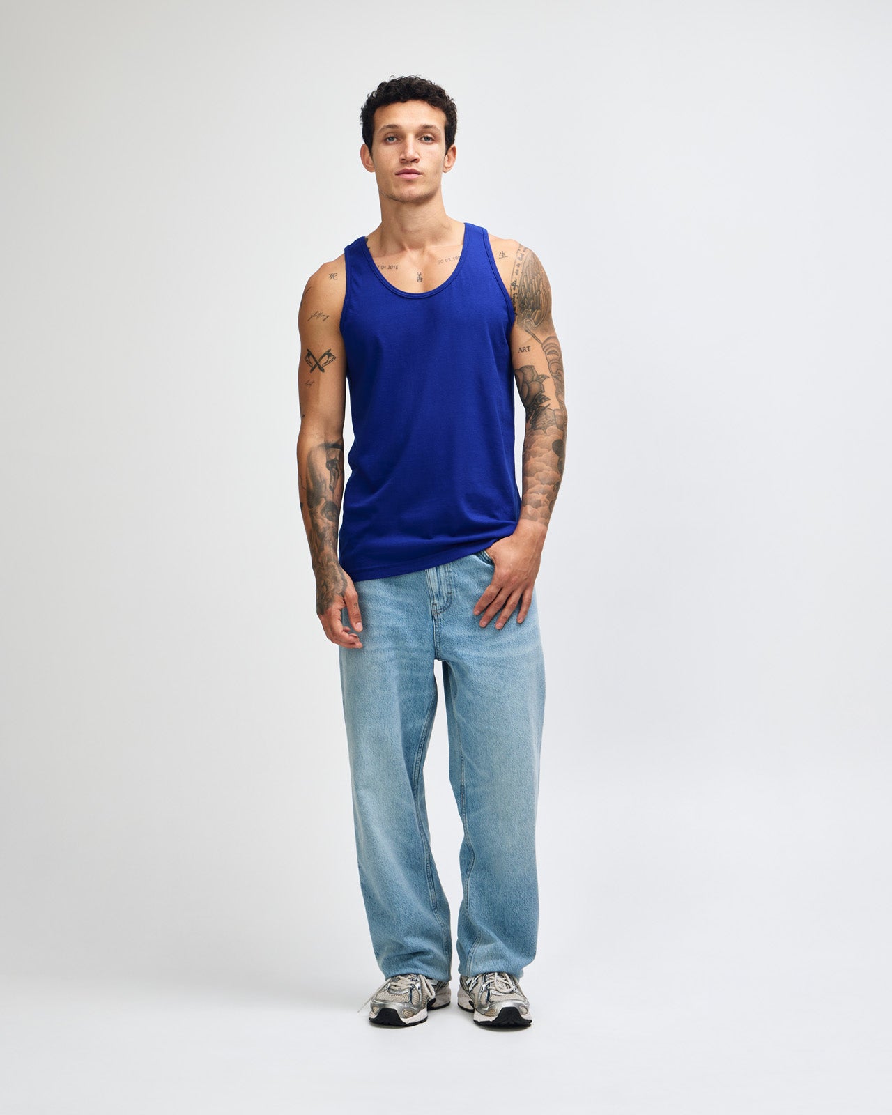 Male model wearing heather grey colour American Apparel Fine Jersey Unisex Tank Top (front pose) -lapis